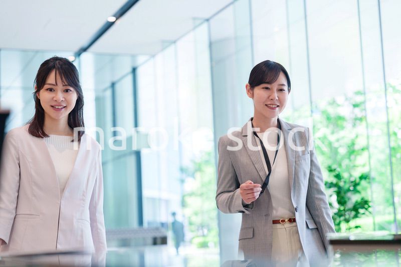 オフィスに出勤してビルに入る女性従業員