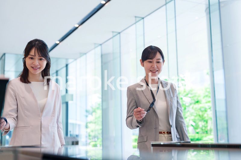 オフィスに出勤してビルに入る女性従業員