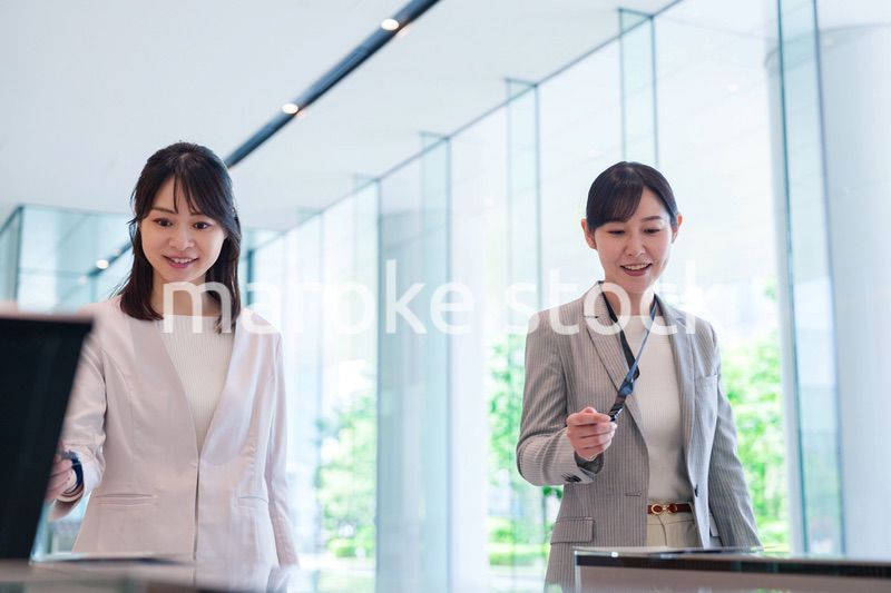 オフィスに出勤してビルに入る女性従業員