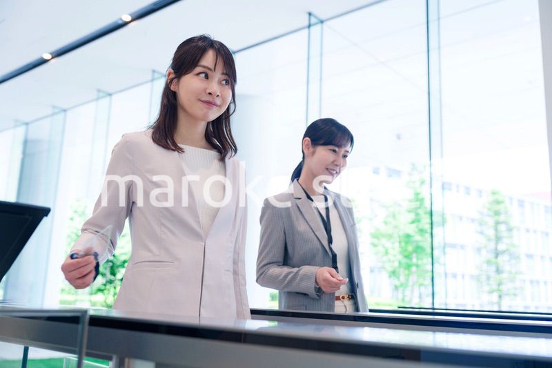 オフィスに出勤してビルに入る女性従業員