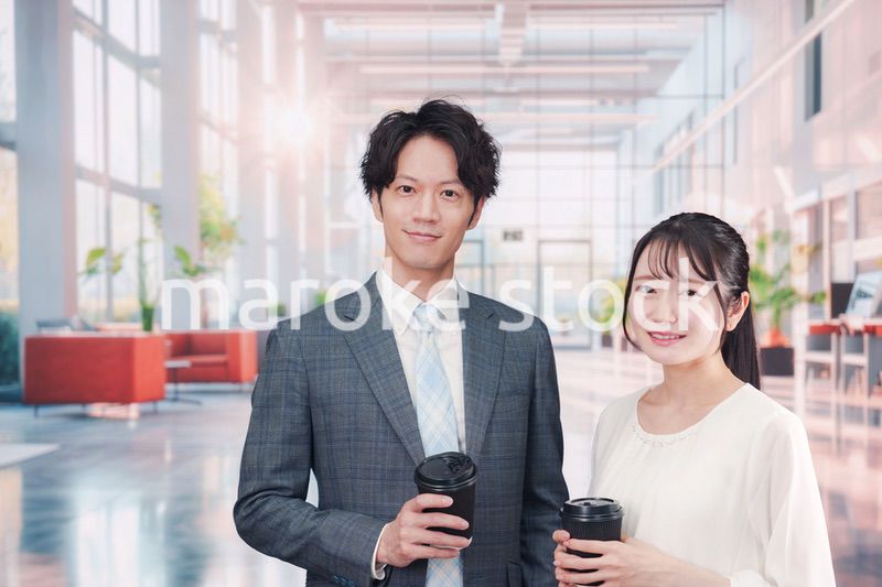 オフィスで話をする男女のビジネスパーソン