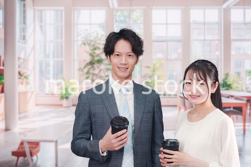 オフィスで話をする男女のビジネスパーソン