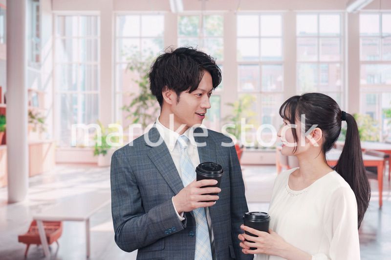 オフィスで話をする男女のビジネスパーソン