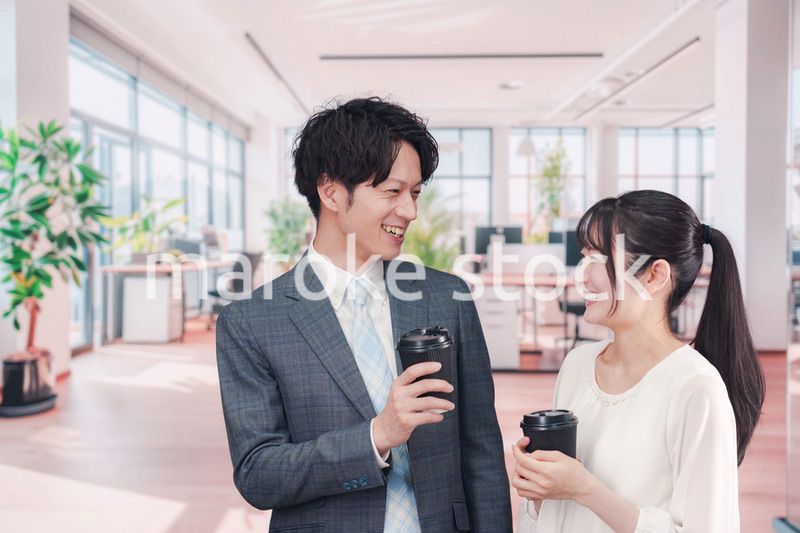 オフィスで話をする男女のビジネスパーソン