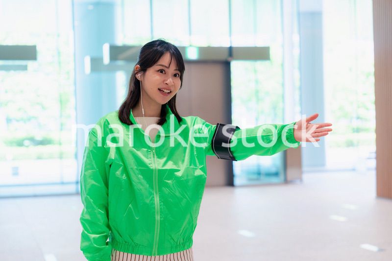 笑顔で案内をするイベントスタッフ