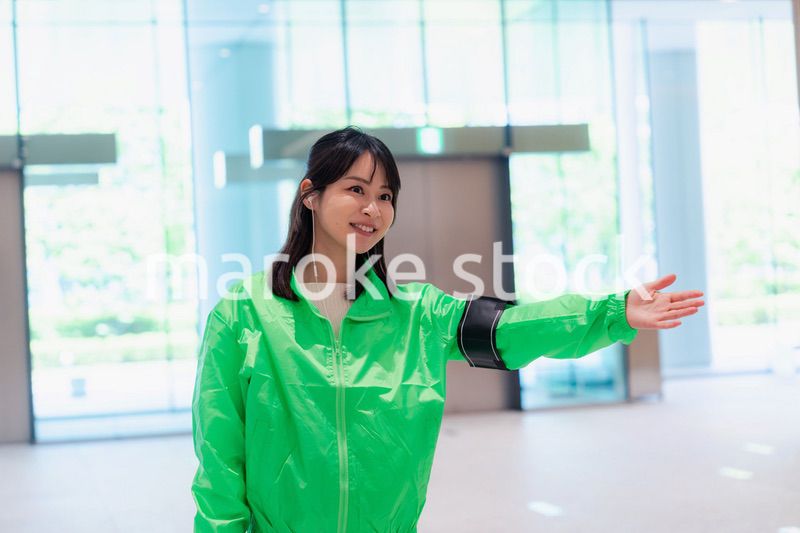 笑顔で案内をするイベントスタッフ