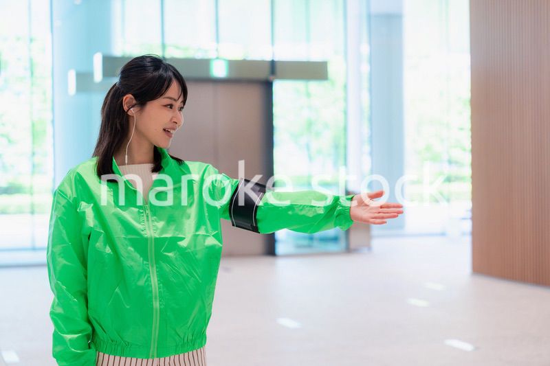 笑顔で案内をするイベントスタッフ