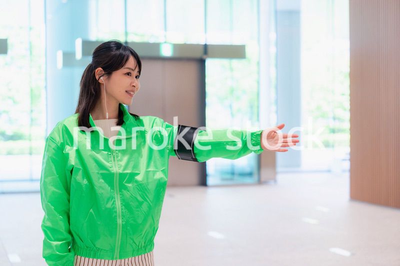 笑顔で案内をするイベントスタッフ