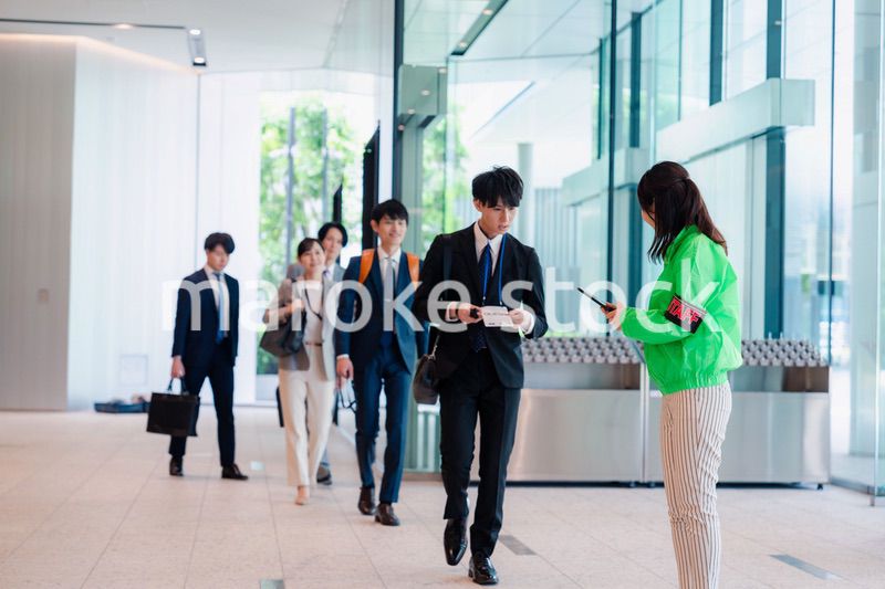 笑顔で対応をするイベントスタッフ