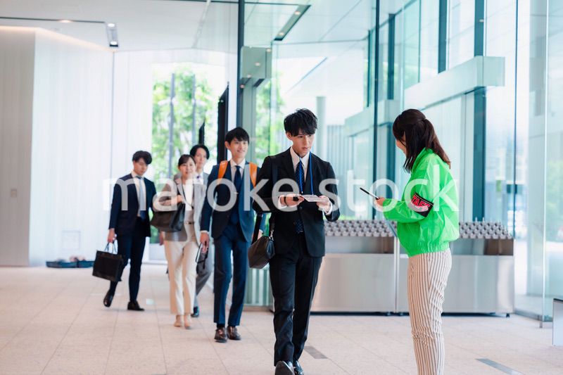 笑顔で対応をするイベントスタッフ