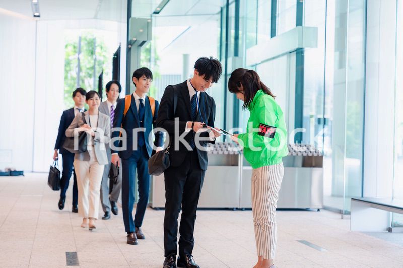 笑顔で対応をするイベントスタッフ