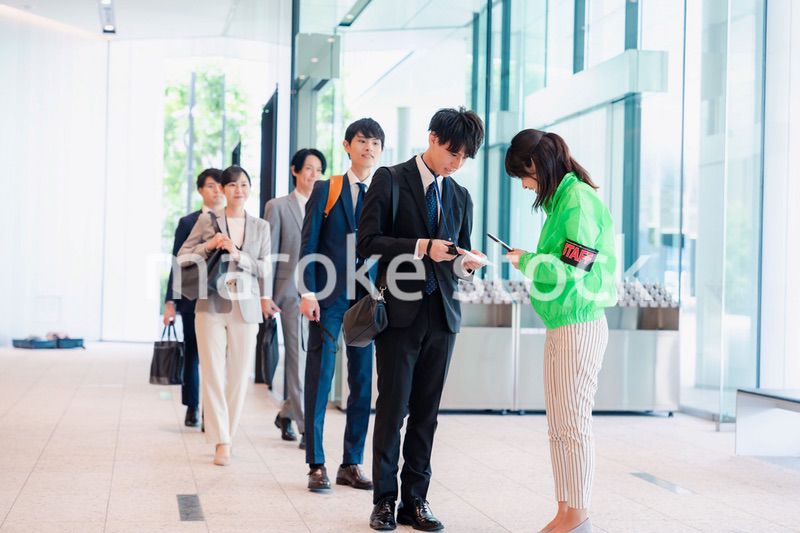 笑顔で対応をするイベントスタッフ