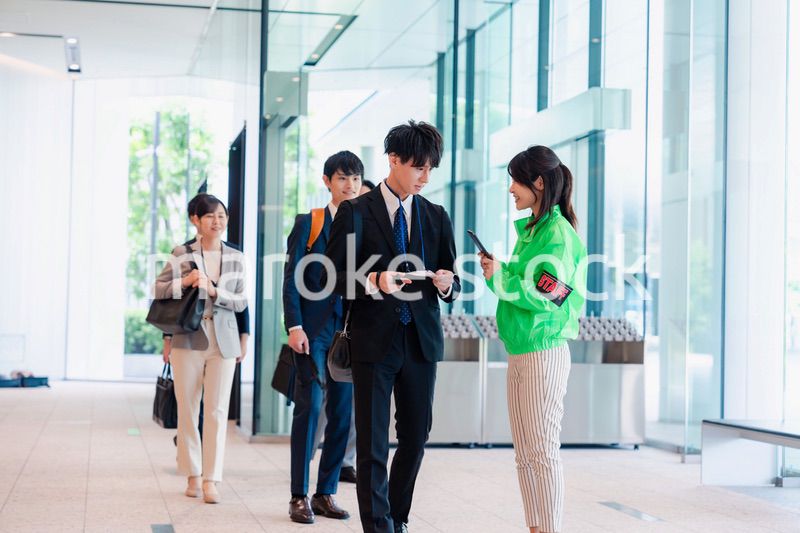 笑顔で対応をするイベントスタッフ