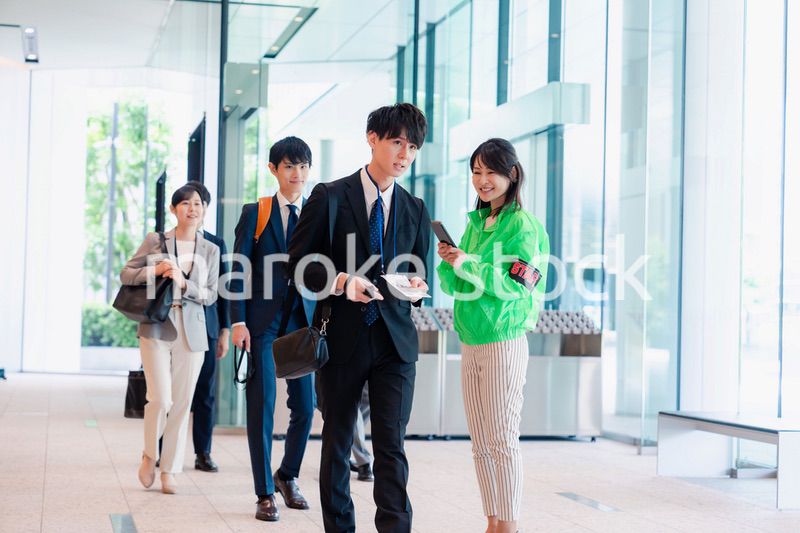 笑顔で対応をするイベントスタッフ