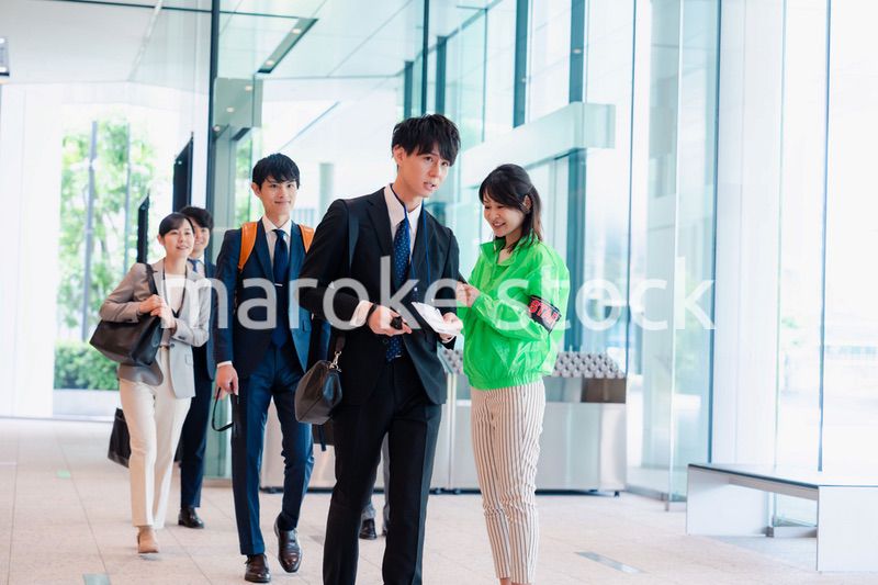 笑顔で対応をするイベントスタッフ