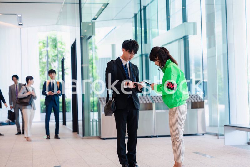 笑顔で対応をするイベントスタッフ