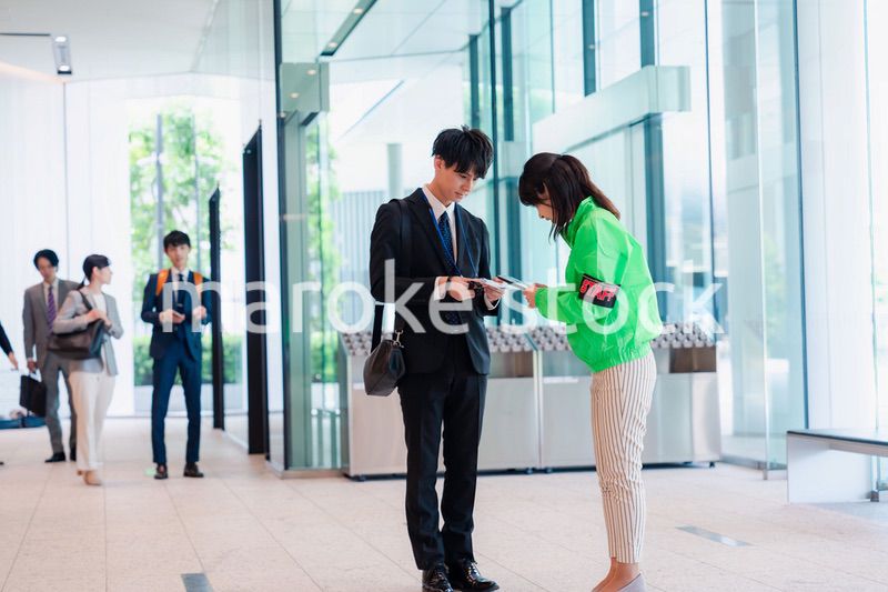 笑顔で対応をするイベントスタッフ