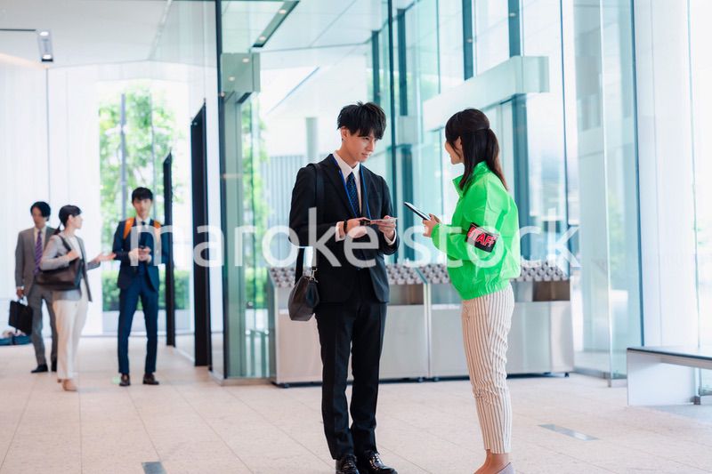 笑顔で対応をするイベントスタッフ