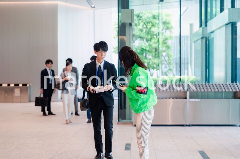 笑顔で対応をするイベントスタッフ