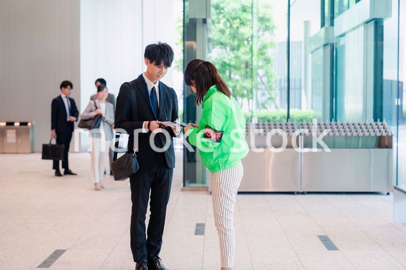 笑顔で対応をするイベントスタッフ