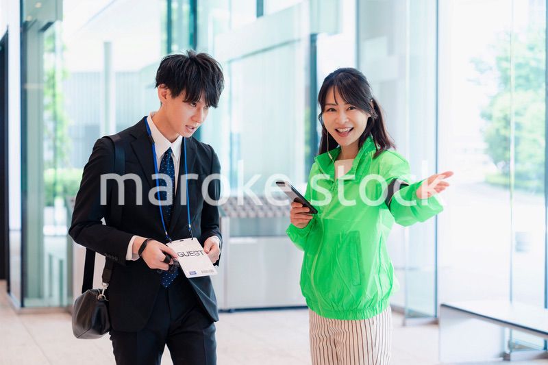 笑顔で対応をするイベントスタッフ