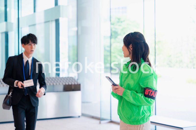 笑顔で対応をするイベントスタッフ