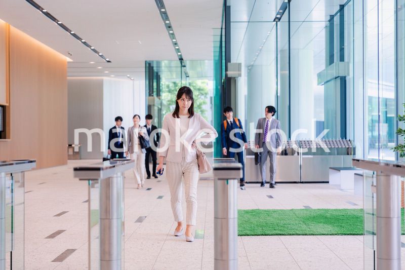 悲しい顔をしてオフィスに出社する女性