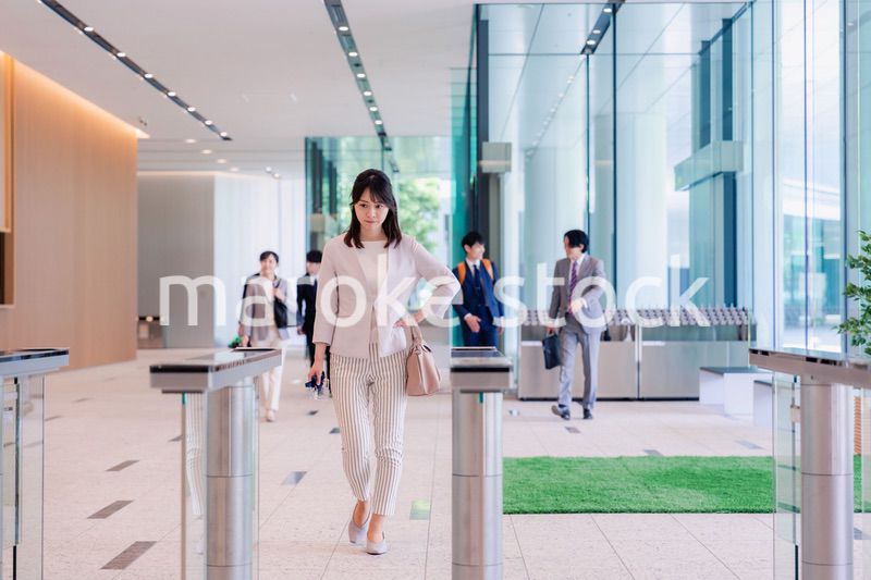 悲しい顔をしてオフィスに出社する女性