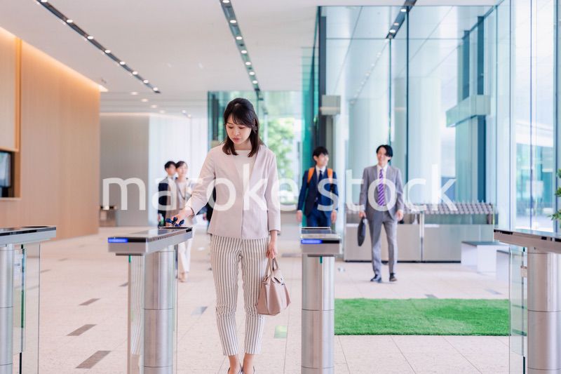 悲しい顔をしてオフィスに出社する女性