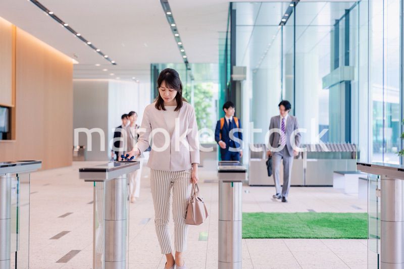 悲しい顔をしてオフィスに出社する女性