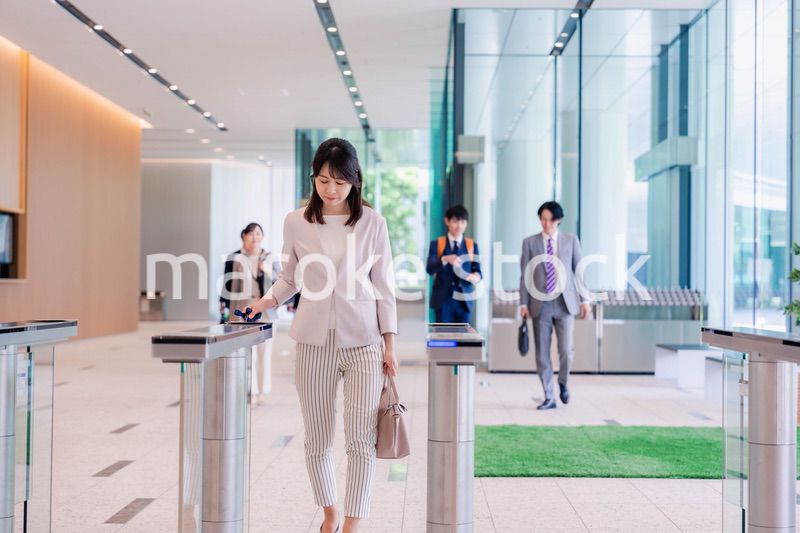 悲しい顔をしてオフィスに出社する女性