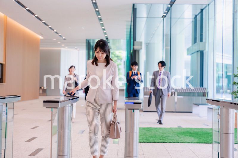 悲しい顔をしてオフィスに出社する女性