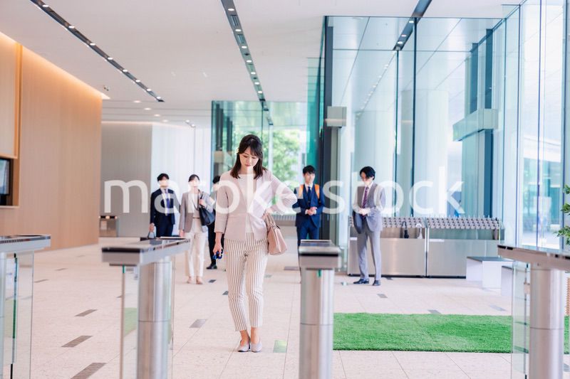 悲しい顔をしてオフィスに出社する女性