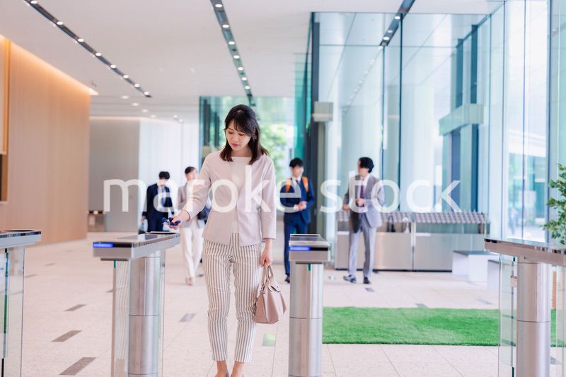 悲しい顔をしてオフィスに出社する女性