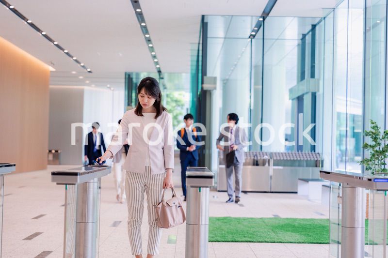 悲しい顔をしてオフィスに出社する女性