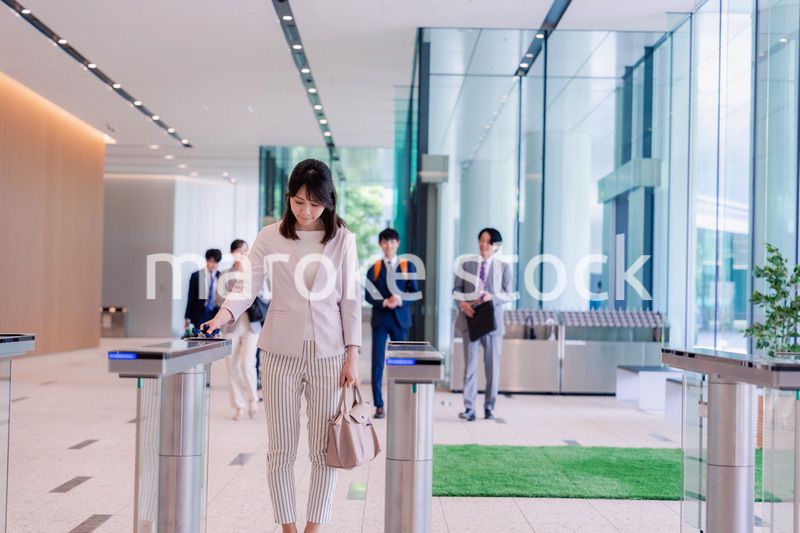 悲しい顔をしてオフィスに出社する女性