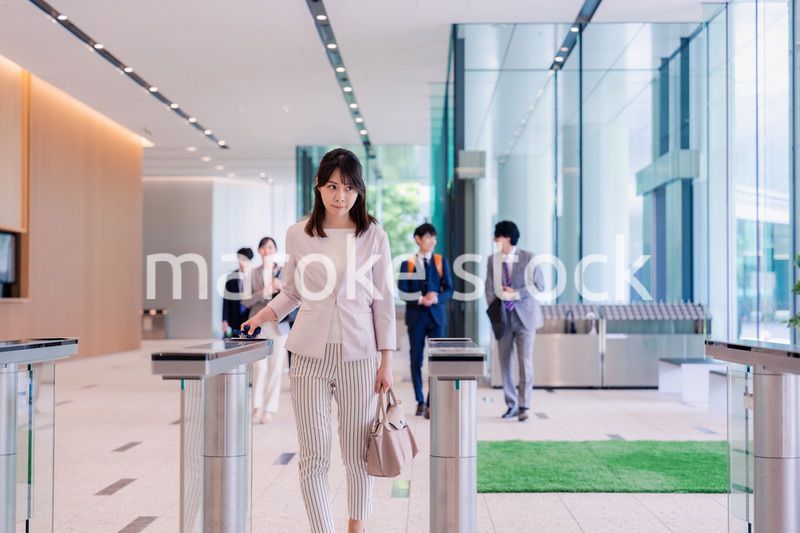 悲しい顔をしてオフィスに出社する女性