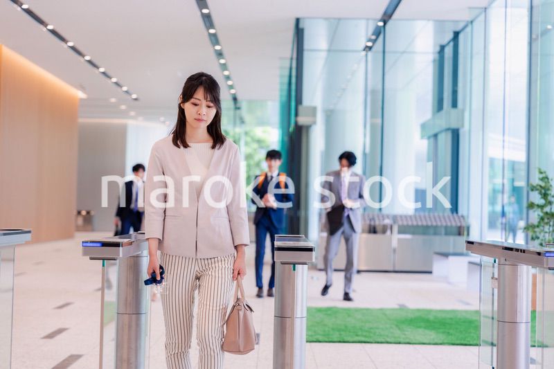 悲しい顔をしてオフィスに出社する女性