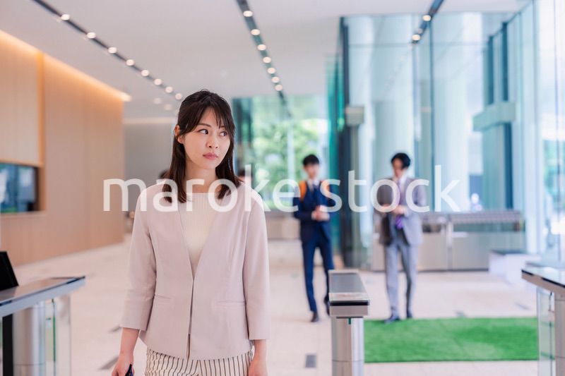 悲しい顔をしてオフィスに出社する女性