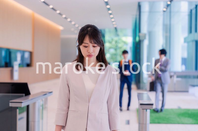 悲しい顔をしてオフィスに出社する女性