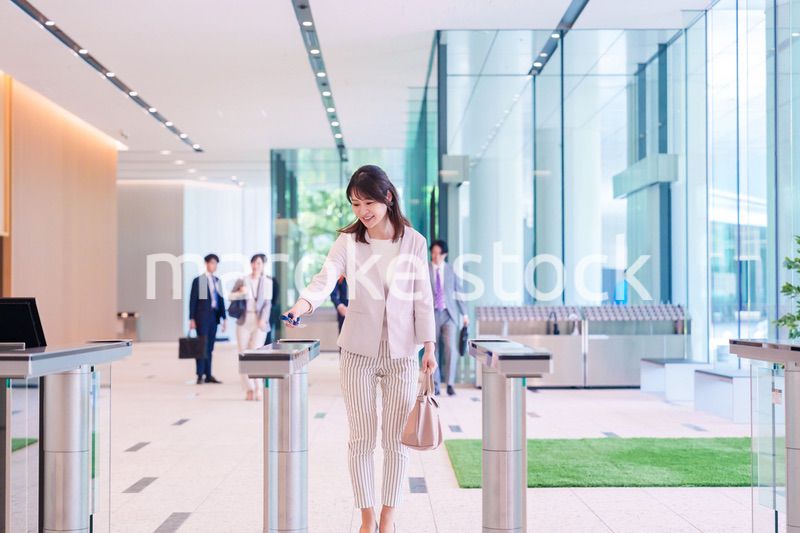 ウキウキして会社に出社する若いビジネスウーマン