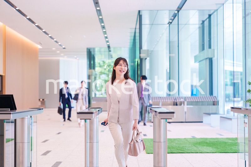 ウキウキして会社に出社する若いビジネスウーマン