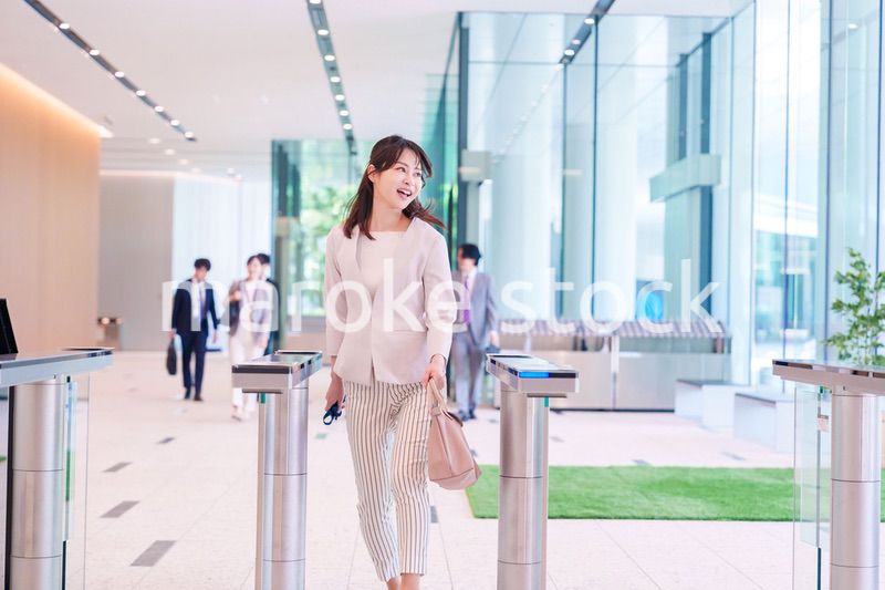 ウキウキして会社に出社する若いビジネスウーマン