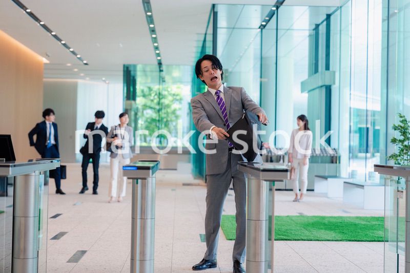 社員証を忘れて焦るビジネスマン