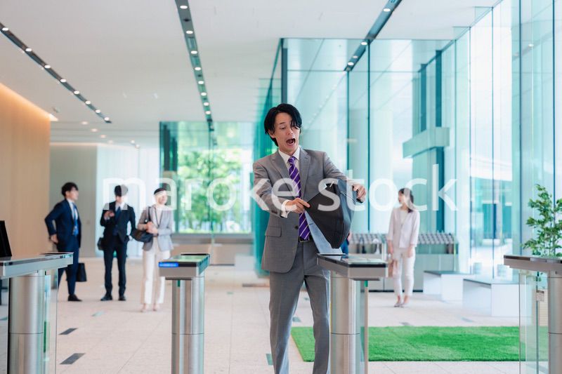 社員証を忘れて焦るビジネスマン