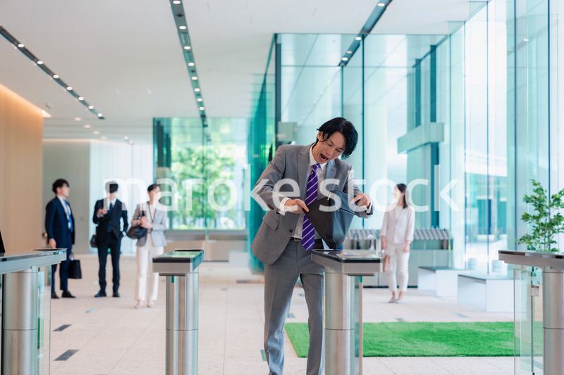 社員証を忘れて焦るビジネスマン