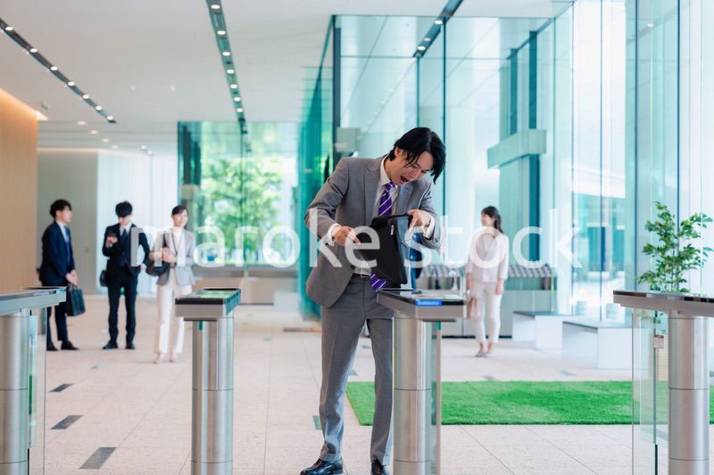 社員証を忘れて焦るビジネスマン