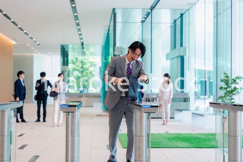 社員証を忘れて焦るビジネスマン