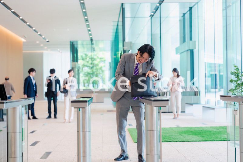 社員証を忘れて焦るビジネスマン