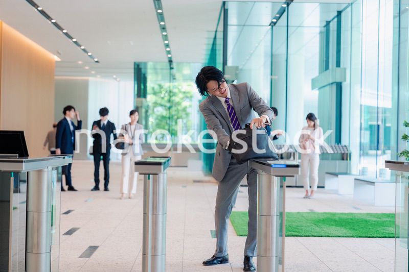 社員証を忘れて焦るビジネスマン